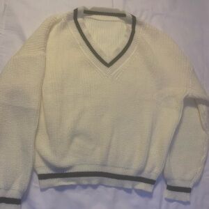 Black and white Vneck long sleeve sweater